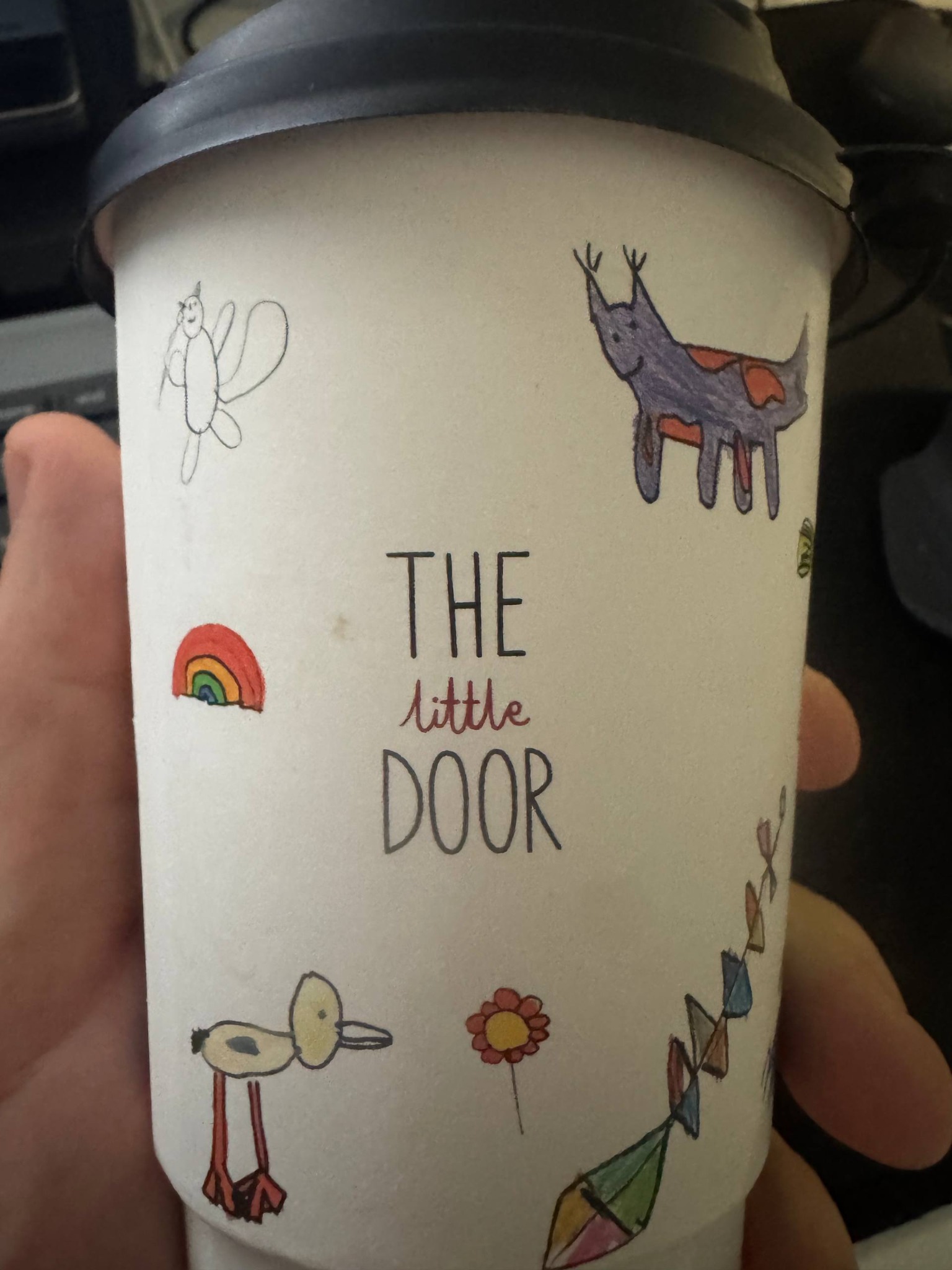 Фирменный стаканчик The Little Door с детскими рисунками
